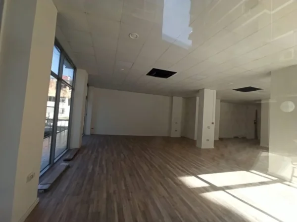 Tirane, jepet me qera ambjent biznesi , 172 m² 2.855 € (Bulevardi I Ri)