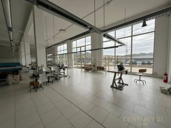 Tirane, jap me qera ambjent biznesi , 5.200 m² 30.000 € (Vorë)