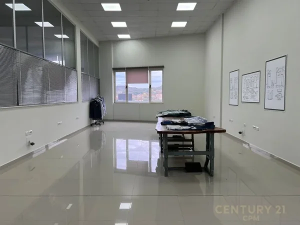 Tirane, jap me qera ambjent biznesi , 5.200 m² 30.000 € (Vorë)