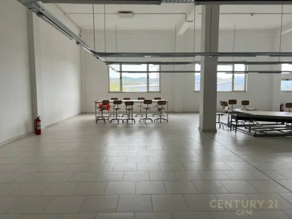 Tirane, jap me qera ambjent biznesi , 5.200 m² 30.000 € (Vorë)