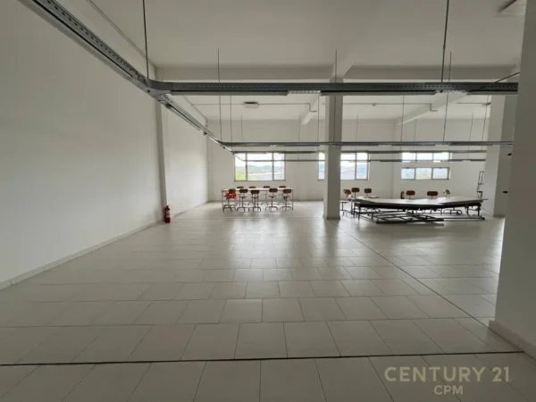 Tirane, jap me qera ambjent biznesi , 5.200 m² 30.000 € (Vorë)