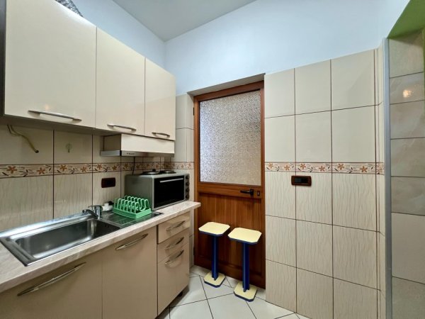 Tirane, jepet me qera apartament 1+1+Ballkon Kati 2, 70 m² 350 € (Rrethrrotullimi i Shkozës)