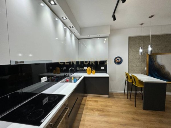 Tirane, jepet me qera apartament 2+1 Kati 6, 110 m² 900 € (Komuna e Parisit)