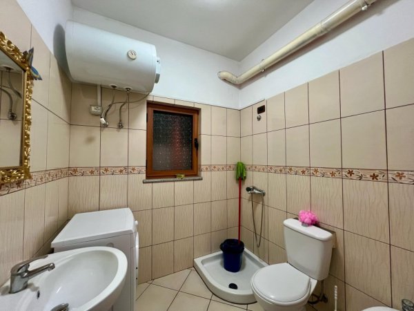 Tirane, jepet me qera apartament 1+1+Ballkon Kati 2, 70 m² 350 € (Rrethrrotullimi i Shkozës)