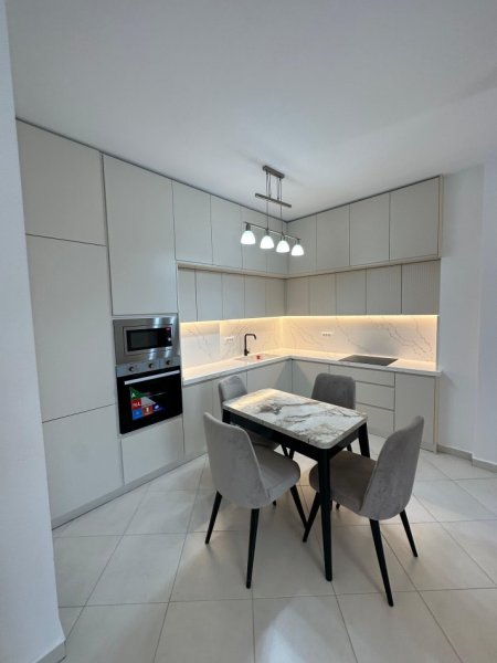 Tirane, jepet me qera apartament 2+1 Kati 6, 100 m² 600 € (Karl gega stacioni trenit)
