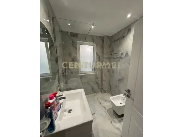 Tirane, jap me qera apartament 2+1+2+ 2 POSTE PARKIMI , 114 m² 1.200 € (Liqeni i Thatë)