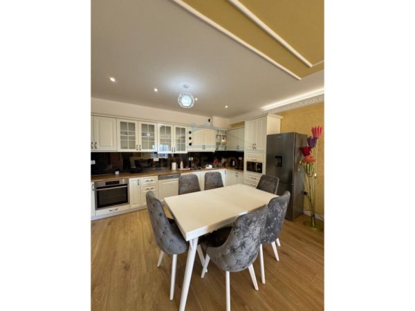 Tirane, jepet me qera apartament 2+1 Kati 4, 144 m² 900 € (Farke)