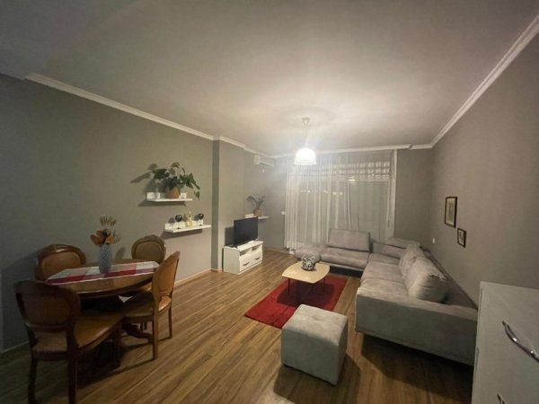 Tirane, jap me qera apartament 1+1 Kati 10, 650 € (rr. Tish Daija)