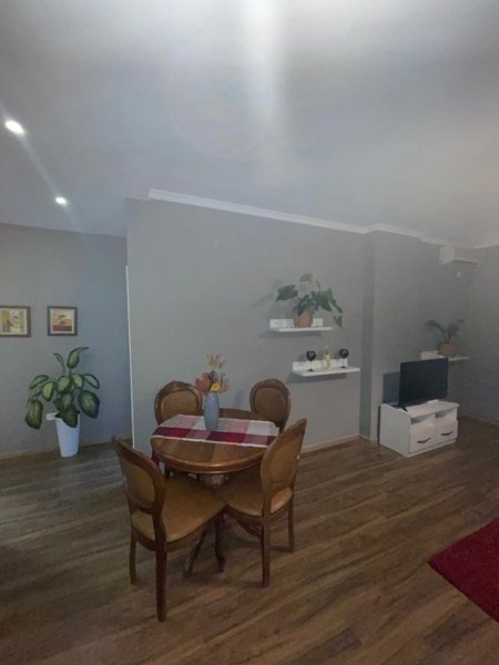 Tirane, jap me qera apartament 1+1 Kati 10, 650 € (rr. Tish Daija)