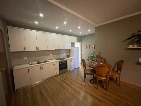 Tirane, jap me qera apartament 1+1 Kati 10, 650 € (rr. Tish Daija)