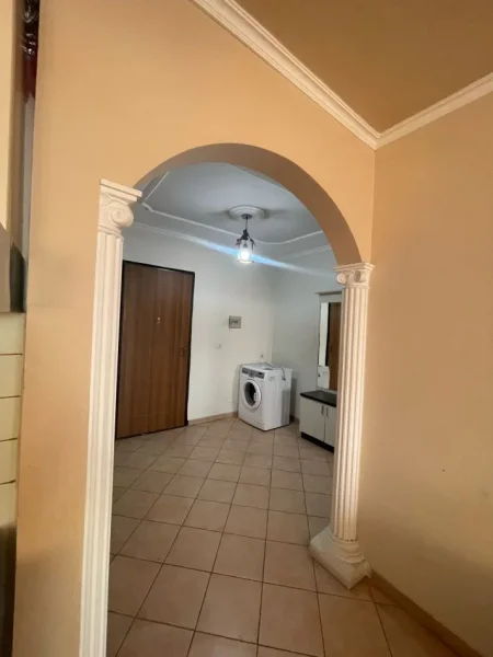 Tirane, jepet me qera apartament 1+1+Ballkon Kati 11, 80 m² 500 € (rruga e kavajees)