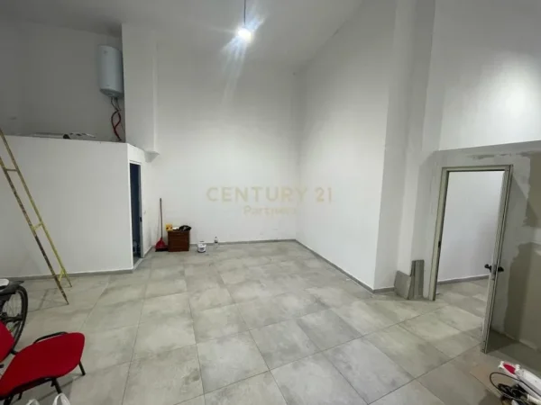 Tirane, jepet me qera dyqan Kati 0, 55 m² 650 € (barrikadave)