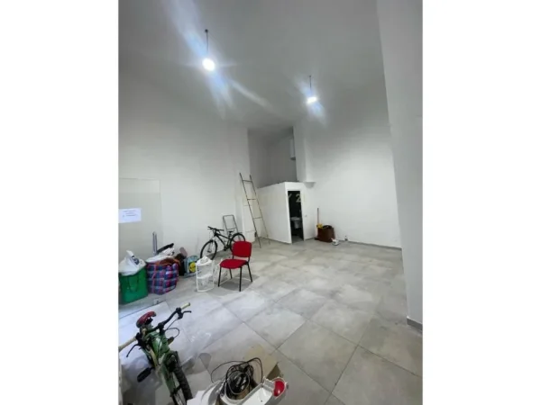 Tirane, jepet me qera dyqan Kati 0, 55 m² 650 € (barrikadave)