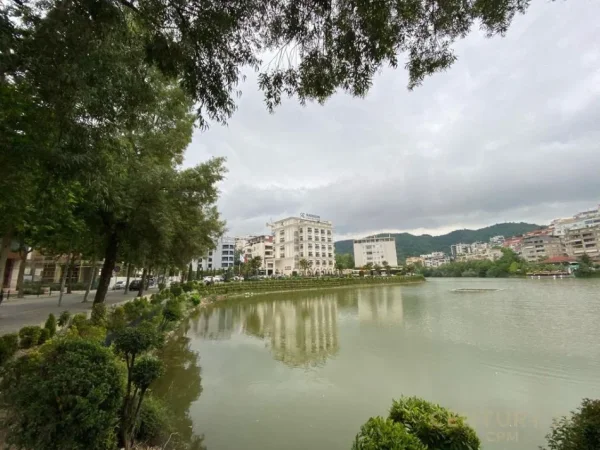 Tirane, jap me qera ambjent biznesi , 600 m² 6.000 € (Liqeni i Thatë)
