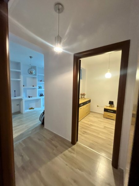 Tirane, jepet me qera 1+1 Kati 1, 85 m² 700 € (Rruga e Bogdanve)