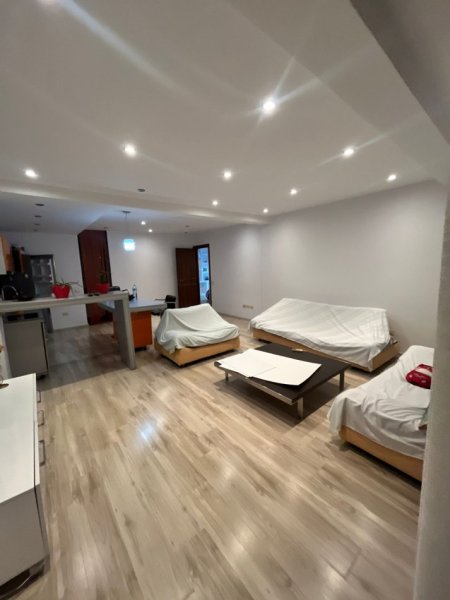 Tirane, jepet me qera 1+1 Kati 1, 85 m² 700 € (Rruga e Bogdanve)