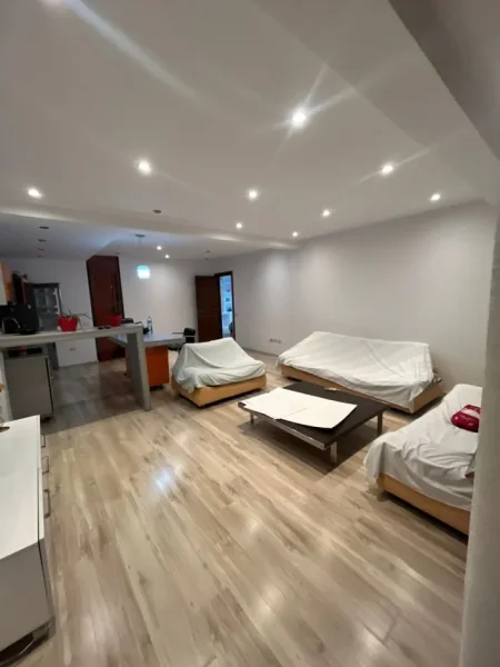 Tirane, jepet me qera 1+1 Kati 1, 85 m² 700 € (Rruga e Bogdanve)