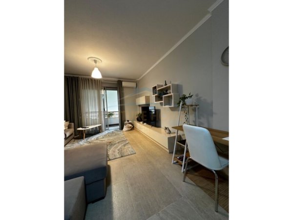 Tirane, jepet me qera apartament 2+1 Kati 2, 96 m² 700 € (Liqeni i Thate)