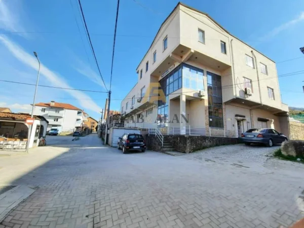 Pogradec, shitet GODINE MULTIFUNKSIONALE , 1.317 m² 700.000 € (Pogradec, Lagjia 1)