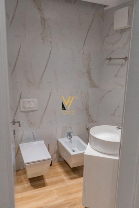 Tirane, jepet me qera apartament 2+1+Ballkon Kati 2, 126 m² 900 € (KODRA E DIELLIT 2)