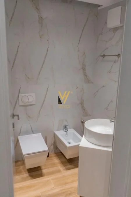 Tirane, jepet me qera apartament 2+1+Ballkon Kati 2, 126 m² 900 € (KODRA E DIELLIT 2)