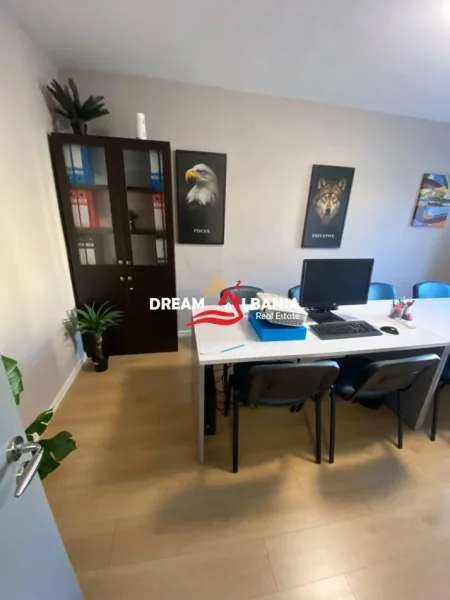 Tirane, jepet me qera dyqan , 35 m² 550 €