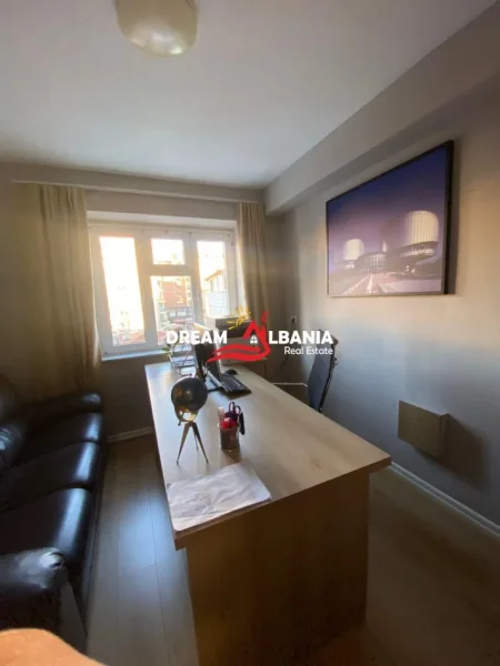 Tirane, jepet me qera dyqan , 35 m² 550 €