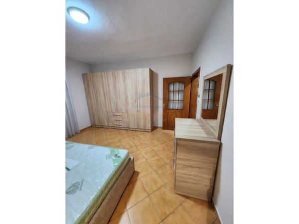 Tirane, jepet me qera 2+1 Kati 2, 105 m² 600 € (rruga kavajes)