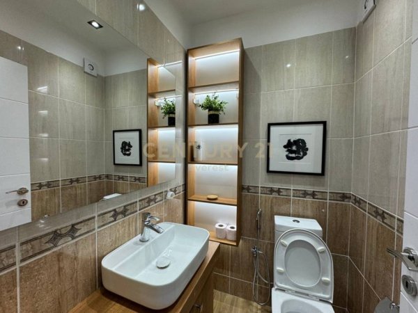 Tirane, jepet me qera apartament 2+1+post parkimi Kati 6, 110 m² 900 € (Komuna e Parisit)