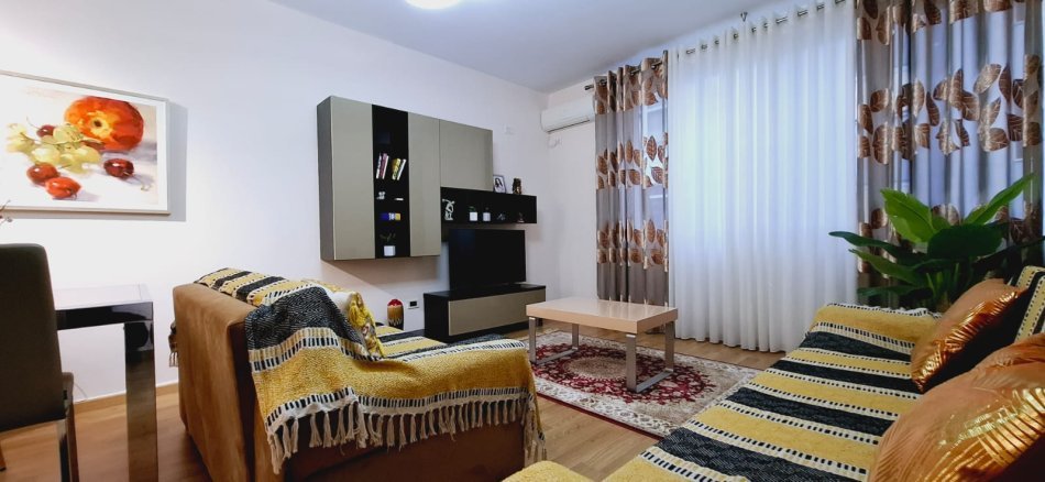 Tirane, jepet me qera apartament 2+1 Kati 3, 70 m² 600 € (Kopshti botanik)
