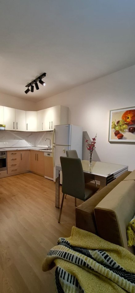 Tirane, jepet me qera apartament 2+1 Kati 3, 70 m² 600 € (Kopshti botanik)