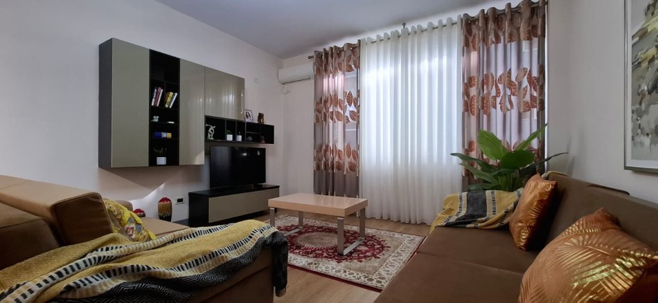 Tirane, jepet me qera apartament 2+1 Kati 3, 70 m² 600 € (Kopshti botanik)