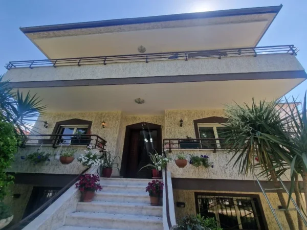 Tirane, jepet me qera Vile Kati 0, 400 m² 1.200 € (Selite)