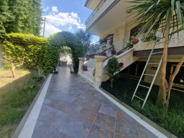 Tirane, jepet me qera Vile Kati 0, 400 m² 1.200 € (Selite)