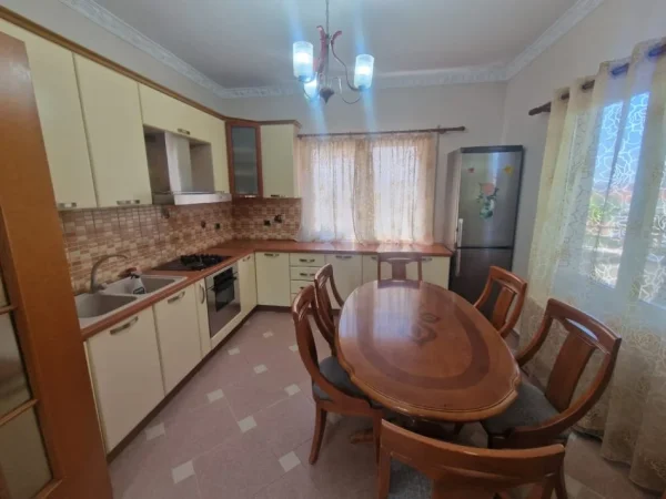 Tirane, jepet me qera Vile Kati 0, 400 m² 1.200 € (Selite)