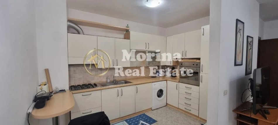 Tirane, jepet me qera apartament 1+1 Kati 9, 84 m² 700 € (Pazari i Ri)