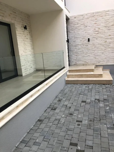 Tirane, jepet me qera Vile Kati 0, 450 m² 4.500 € (Rruga e durresit)