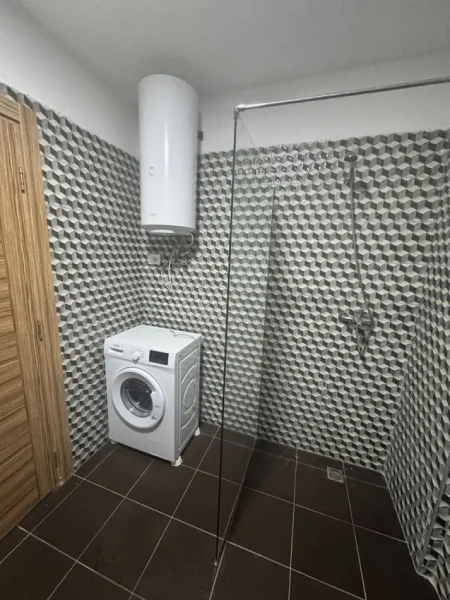 Tirane, jepet me qera apartament 1+1 Kati 5, 94 m² (Kombinat)