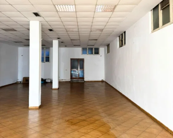 Kavaje, jepet me qera dyqan Kati 1, 120 m² 500 € (Kavaje,qender)