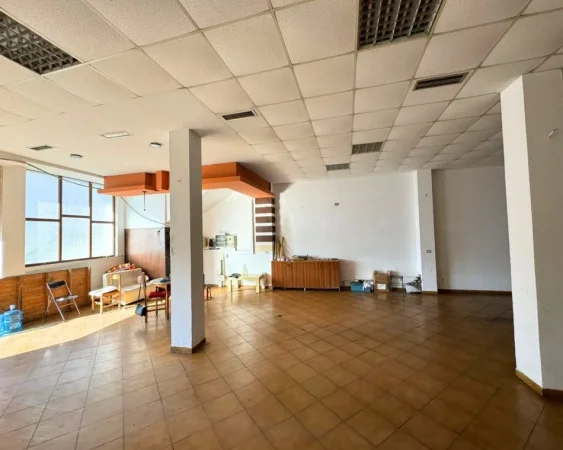 Kavaje, jepet me qera dyqan Kati 1, 120 m² 500 € (Kavaje,qender)