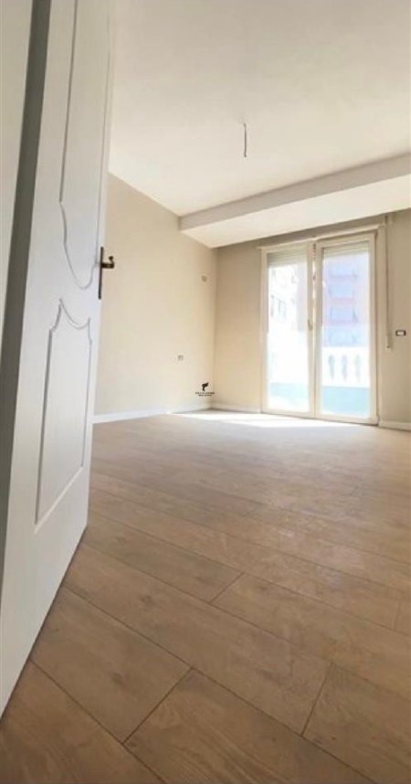 Tirane, jepet me qera zyre Kati 6, 80 m² 800 € (QENDER)