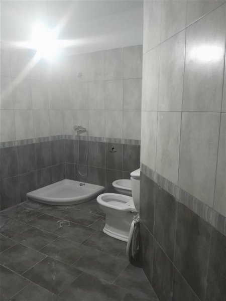 Tirane, jepet me qera zyre Kati 6, 80 m² 800 € (QENDER)