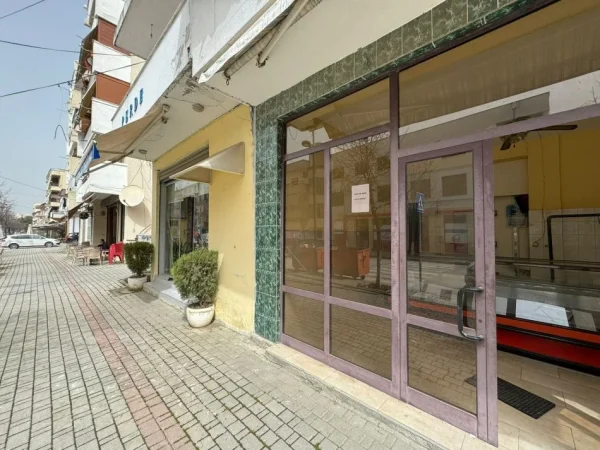 Kavaje, jepet me qera dyqan Kati 1, 38 m² 300 € (Shetitorja “Indrit Cara",Kavaje)