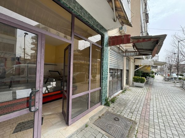 Kavaje, jepet me qera dyqan Kati 1, 38 m² 300 € (Shetitorja “Indrit Cara&quot;,Kavaje)