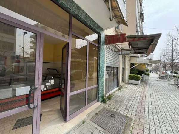 Kavaje, jepet me qera dyqan Kati 1, 38 m² 300 € (Shetitorja “Indrit Cara",Kavaje)