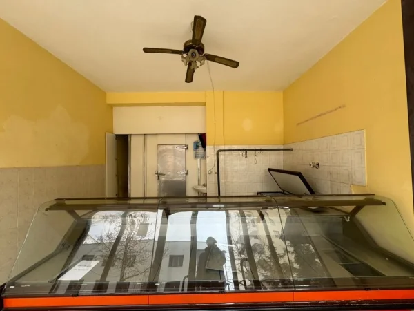 Kavaje, jepet me qera dyqan Kati 1, 38 m² 300 € (Shetitorja “Indrit Cara",Kavaje)