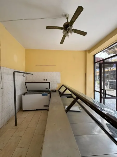 Kavaje, jepet me qera dyqan Kati 1, 38 m² 300 € (Shetitorja “Indrit Cara",Kavaje)