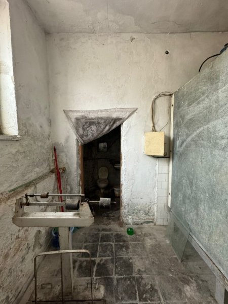 Kavaje, jepet me qera dyqan Kati 1, 38 m² 300 € (Shetitorja “Indrit Cara&quot;,Kavaje)