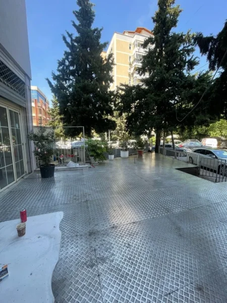 Tirane, jepet me qera bar-resorant Kati 0, 150 m² 1.000 € (Rruga Isuf Elezi , Tirane Re)