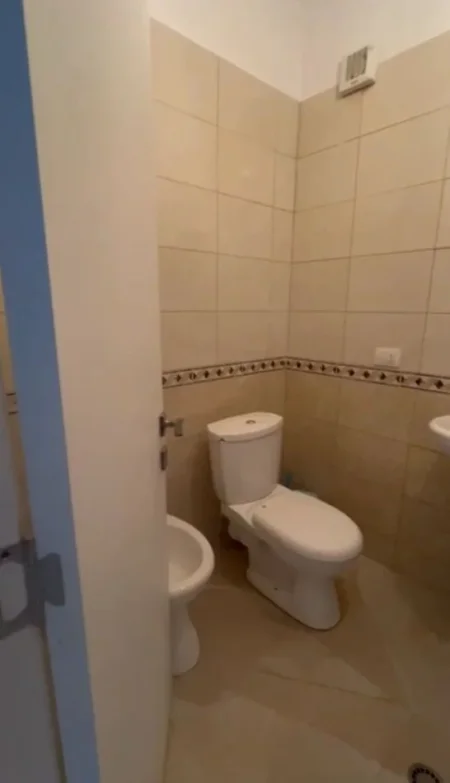 Tirane, jap me qera apartament 1+1+Ballkon Kati 1, 63 m² 400 € (Astir, prane Granda Hotel)